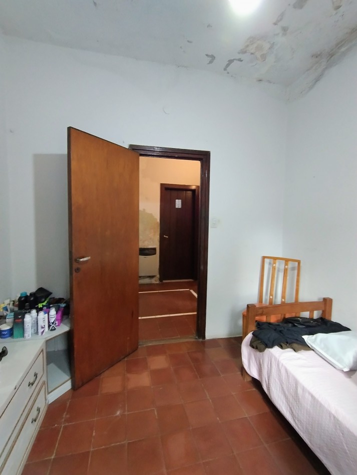 CASA A LA VENTA CON GRAN TERRENO EN B° ARGUELLO, EXCELENTE OPORTUNIDAD!!!