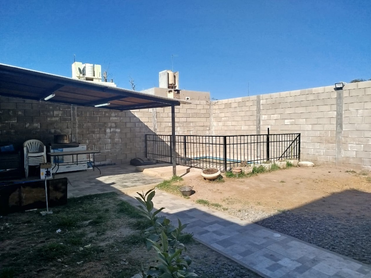 CASA EN VENTA 3DORM BARRIO CON SEGURIDAD VILLA ESQUIU!!!
