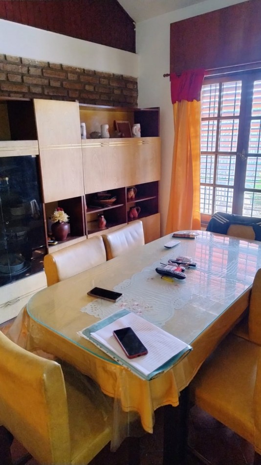 HERMOSA CASA A LA VENTA 4 DORM. C/PILETA B°AYACUCHO