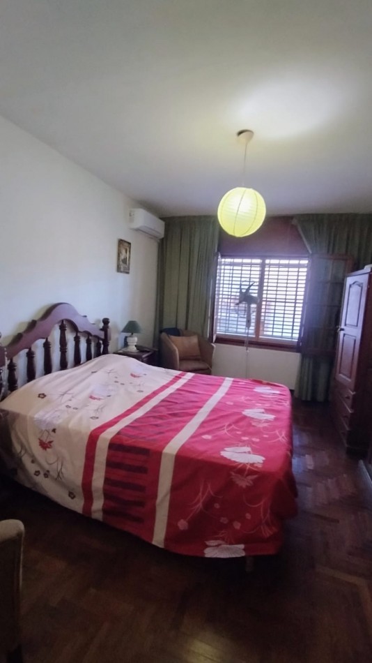 HERMOSA CASA A LA VENTA 4 DORM. C/PILETA B°AYACUCHO