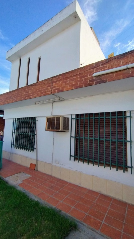 HERMOSA CASA A LA VENTA 4 DORM. C/PILETA B°AYACUCHO