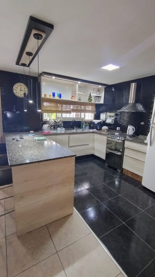 VENDO CASA 3 DORM C/PILETA EN B°CON SEGURIDAD VILLA ESQUIU!!!!!