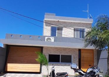 CASA EN VENTA EN BARRIO CON SEGURIDAD, VILLA ESQUIU. OPORTUNIDAD!!!!!!